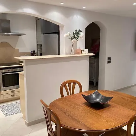 Logement De 3 Chambres A 10 Mins A Pieds Du Centre Du Village Et De La Plage Des Canebiers Апартаменты *