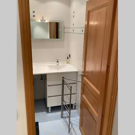 Logement De 3 Chambres A 10 Mins A Pieds Du Centre Du Village Et De La Plage Des Canebiers Апартаменты
