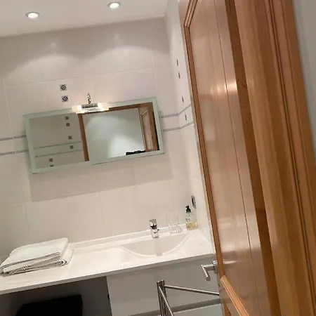 Logement De 3 Chambres A 10 Mins A Pieds Du Centre Du Village Et De La Plage Des Canebiers Апартаменты