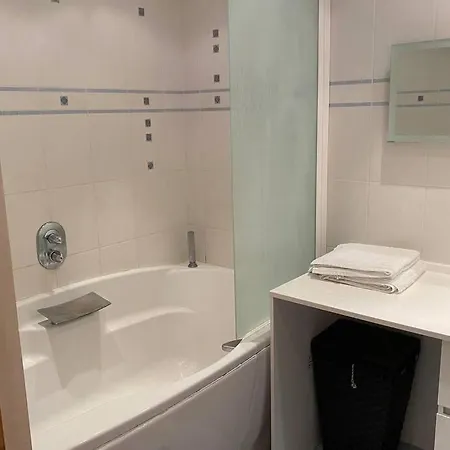 Logement De 3 Chambres A 10 Mins A Pieds Du Centre Du Village Et De La Plage Des Canebiers *