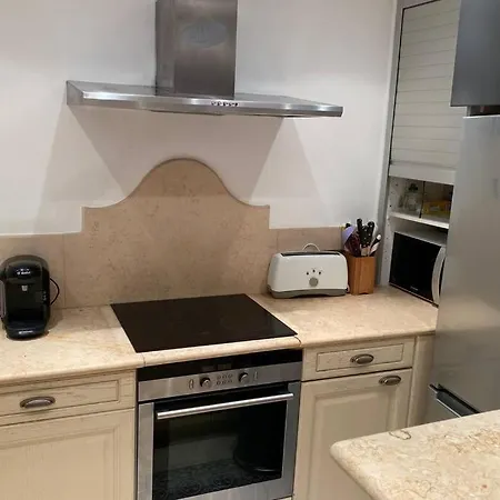 Logement De 3 Chambres à 10 Mins à Pieds Du Centre Du Village Et De La Plage Des Canoubiers *