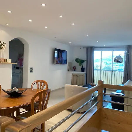 Logement De 3 Chambres A 10 Mins A Pieds Du Centre Du Village Et De La Plage Des Canebiers Апартаменты