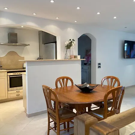 Logement De 3 Chambres A 10 Mins A Pieds Du Centre Du Village Et De La Plage Des Canebiers Апартаменты *