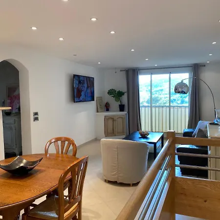 Logement De 3 Chambres A 10 Mins A Pieds Du Centre Du Village Et De La Plage Des Canebiers Апартаменты *
