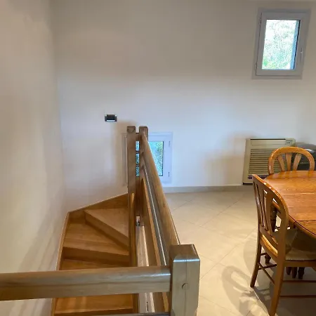 Logement De 3 Chambres A 10 Mins A Pieds Du Centre Du Village Et De La Plage Des Canebiers Апартаменты