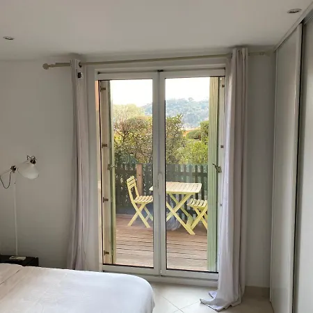 Appartement Logement De 3 Chambres à 10 Mins à Pieds Du Centre Du Village Et De La Plage Des Canoubiers