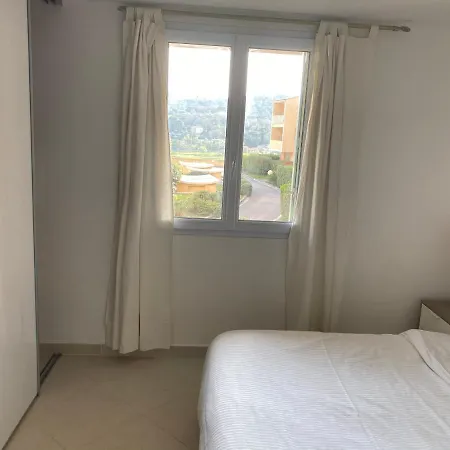 Appartement Logement De 3 Chambres à 10 Mins à Pieds Du Centre Du Village Et De La Plage Des Canoubiers *